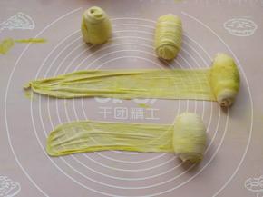 再慢慢卷起，边抻面片，边卷，抻的越长层数越多。
将小卷立着放在案上，再次饧上10多分钟。