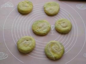 然后再轻松地按扁，如按不动，再饧上一会，请不要硬按。
