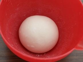 面粉240克、盐2克和酵母粉2克拌匀，倒入温水约145克，揉成光滑的面团，蒙上保鲜膜，饧30分钟（注意温度，不要让面团过度发起，只要变得柔韧就好）。
