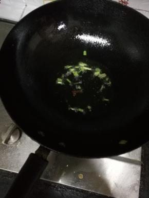 锅里热油后加入葱花和红椒翻炒出香味，然后盛出留油在锅中