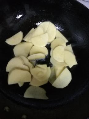 把土豆片放入锅中翻炒