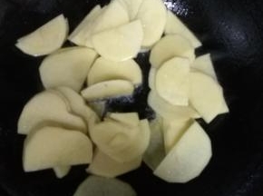 把土豆片放入锅中翻炒
