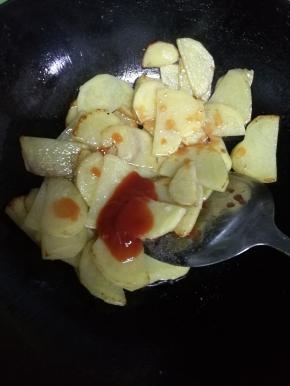 炒到7、8分熟后加入盐和番茄酱