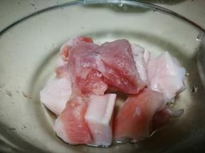 五花肉切成小块