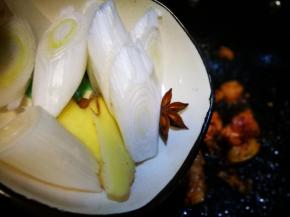 加入葱段姜片八角