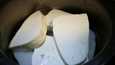 锅中添水倒入豆腐