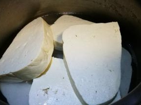 锅中添水倒入豆腐