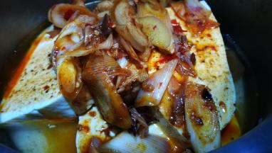 将五花肉倒入锅中