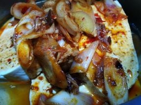 将五花肉倒入锅中
