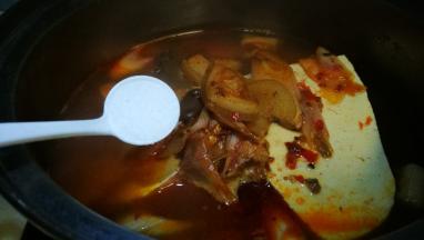 加入盐 煮至豆腐入味