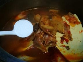加入盐 煮至豆腐入味