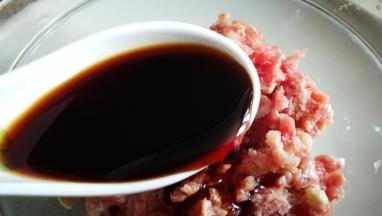 猪肉馅中倒入生抽