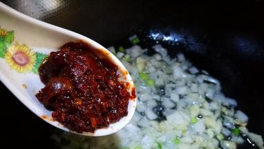 葱姜蒜下油中 加入豆瓣辣酱