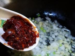 葱姜蒜下油中 加入豆瓣辣酱