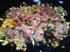 倒入猪肉馅