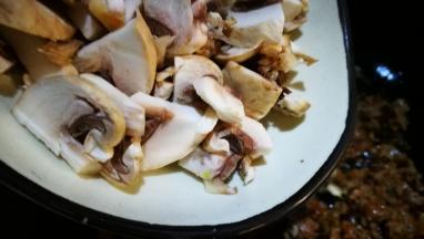 倒入口蘑 翻炒至熟