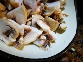 倒入口蘑 翻炒至熟