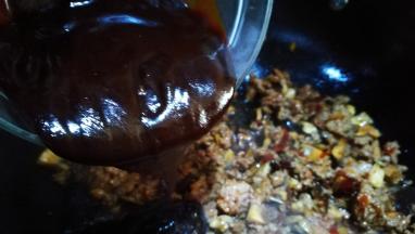 倒入甜面酱 炒匀 如果干就添加适量清水