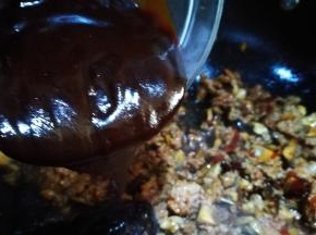 倒入甜面酱 炒匀 如果干就添加适量清水