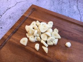 其中的8粒蒜切成片。 另外4粒蒜切成末。