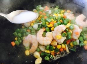 淋入1勺水淀粉勾芡。