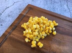 玉米煮熟，剥成粒状。