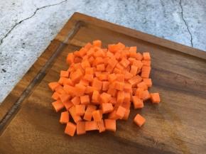 胡萝卜切丁。 用淡盐水加点油，把胡萝卜丁焯一下水，断生即可。这步也可略去，直接炒也可以。