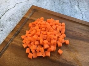 胡萝卜切丁。 用淡盐水加点油，把胡萝卜丁焯一下水，断生即可。这步也可略去，直接炒也可以。