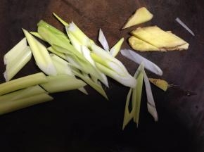 葱切马耳块、姜切片