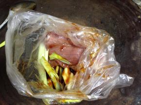 将肉片装入食品袋，加入葱、姜、白胡椒粉、叉烧酱、料酒、老抽