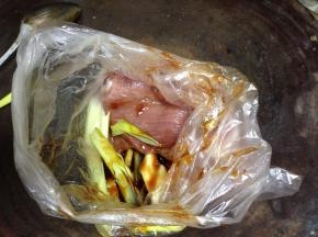 将肉片装入食品袋，加入葱、姜、白胡椒粉、叉烧酱、料酒、老抽