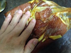 扎紧口进行揉搓，使调料裹匀肉片表面，然后密封放入冰箱腌制36小时以上（中途要拿出在揉匀两次，使之更进味）