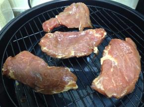 肉片取出恢复室温，放入烤架（烤架下面可以用一只等大的烤盘倒入少许水，用来盛接滴下来的油脂和酱汁，为了便于清理，还可以衬一层锡纸）