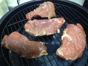 肉片取出恢复室温，放入烤架（烤架下面可以用一只等大的烤盘倒入少许水，用来盛接滴下来的油脂和酱汁，为了便于清理，还可以衬一层锡纸）