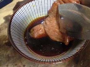 取出放到蜜汁碗里沾满蜜汁