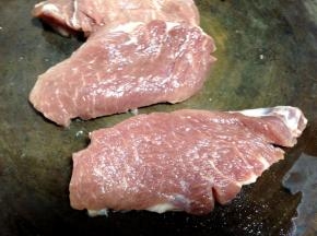 将猪梅肉切成厚约2cm的肉片（长短可以随意）