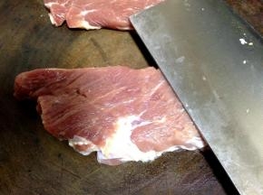 用刀平拍肉的表面使之变松（两面都要拍），大约每面6下