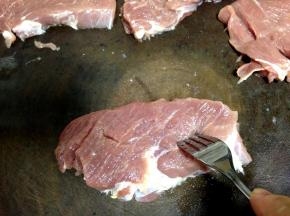 然后用叉子在肉上扎些小孔（2、3步都是为了让肉质变松，腌制的时候好进味）