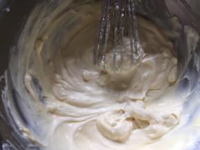 打至完全顺滑融合后，加入淡奶油混合均匀