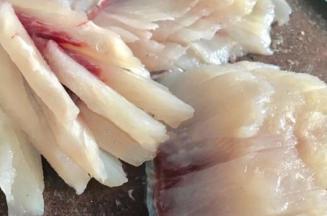 再在侧面下刀切成细条，如同，鱼皮处不切断