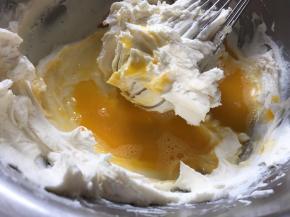 再将蛋糊倒入打发好的芝士中