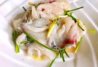 放入盘内的鱼里，加入料酒和盐拌匀，腌制入味