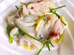 放入盘内的鱼里，加入料酒和盐拌匀，腌制入味