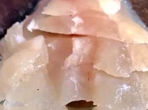 横着斜刀切成1到2厘米厚的片，鱼皮处不切断
