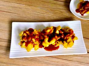 淋入摆好盘的菊花鱼上即