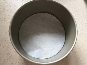 准备好模具，如果不是不粘材质的模具最好涂抹少许黄油，因为我使用的是不粘模具底面放一张烘培纸即可