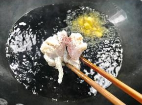 锅置火上，倒入油烧至七成热时，将腌制好的鱼定好菊花形后用筷子夹紧放入油锅中炸至定形后再松筷子炸至金黄色即可