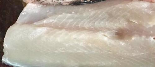 将鱼清洗干净后切成两大块，去除鱼骨