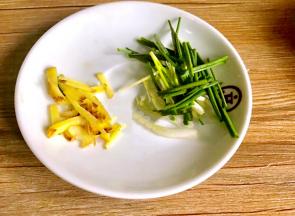 姜洗净切丝，葱洗净切段