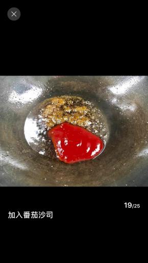倒出锅中的油，留底油，放入白糖搅拌至融化后，加入香醋和番茄沙司拌匀